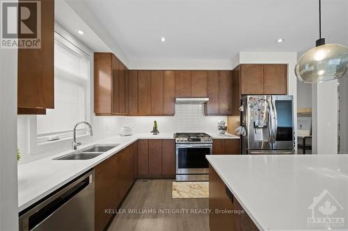 752 Wooler Place, Ottawa, ON - Indoor Photo Showing Kitchen With Double Sink With Upgraded Kitchen