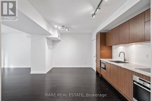 621 - 21 Widmer Street, Toronto, ON - Indoor Photo Showing Kitchen