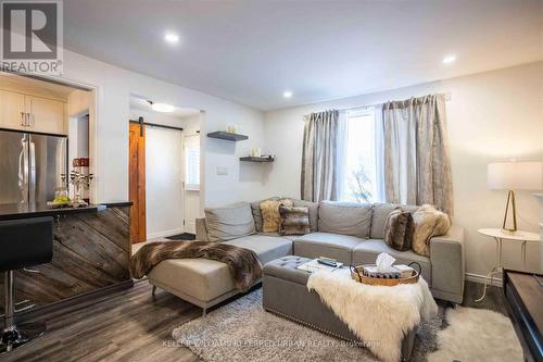 707 Annland Street, Pickering, ON - Indoor Photo Showing Living Room