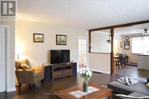 32805 Thorah Side Road, Brock, ON - Indoor Photo Showing Living Room