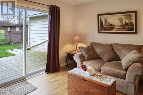 32805 Thorah Side Road, Brock, ON - Indoor Photo Showing Living Room