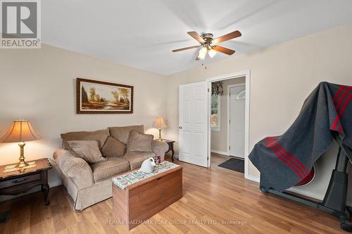 32805 Thorah Side Road, Brock, ON - Indoor Photo Showing Living Room