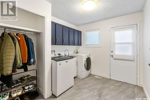 230 Highlands Place, Saskatoon, SK - Indoor Photo Showing Laundry Room