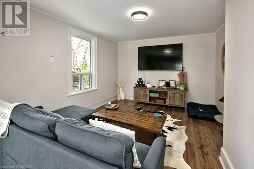 54 Mark Street W, Markdale, ON - Indoor Photo Showing Living Room