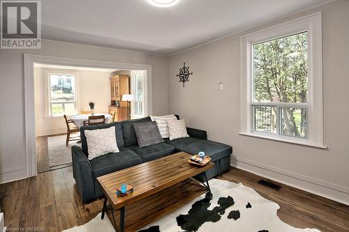 54 Mark Street W, Markdale, ON - Indoor Photo Showing Living Room