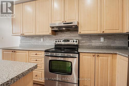 22 - 38 Greensborough Villag Circle, Markham, ON - Indoor Photo Showing Kitchen With Upgraded Kitchen