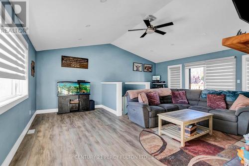 150 Nelson Street E, New Tecumseth, ON - Indoor Photo Showing Living Room