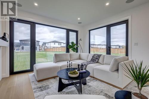 4 Kaiser Lane, Middlesex Centre (Komoka), ON - Indoor Photo Showing Living Room