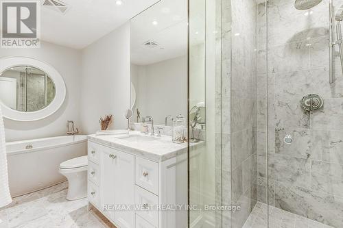 702 - 4 The Kingsway, Toronto, ON - Indoor Photo Showing Bathroom