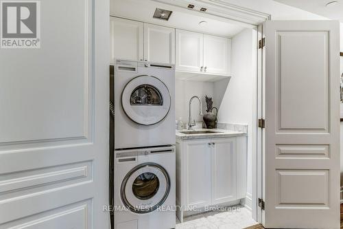 702 - 4 The Kingsway, Toronto, ON - Indoor Photo Showing Laundry Room