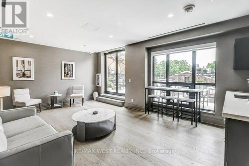 702 - 4 The Kingsway, Toronto, ON - Indoor Photo Showing Living Room