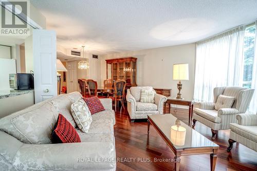 211 - 45 Kingsbridge Garden Circle, Mississauga, ON - Indoor Photo Showing Living Room