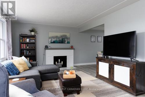 3 Coventry Avenue, London, ON - Indoor Photo Showing Living Room With Fireplace