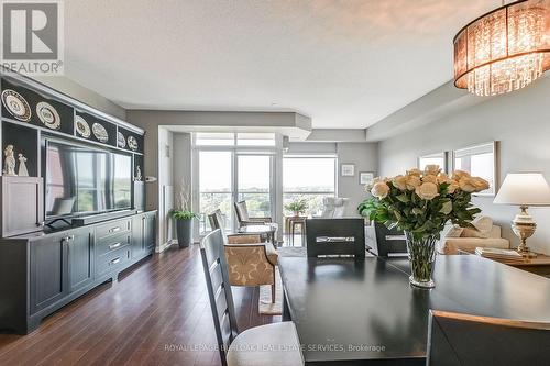 1202 - 551 Maple Avenue, Burlington, ON - Indoor Photo Showing Living Room