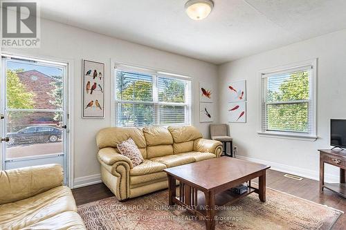 16 Ontario Street W, Mississauga, ON - Indoor Photo Showing Living Room