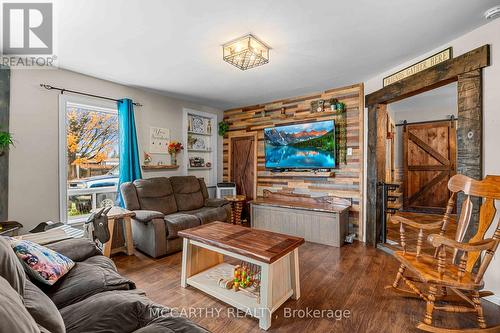 180 Grey Street W, Southgate, ON - Indoor Photo Showing Living Room