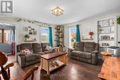 180 Grey Street W, Southgate, ON - Indoor Photo Showing Living Room