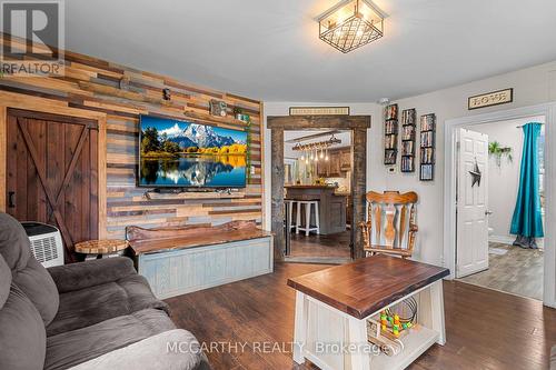 180 Grey Street W, Southgate, ON - Indoor Photo Showing Living Room