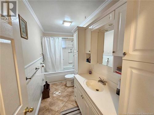 563 Fleet Crescent, Bathurst, NB - Indoor Photo Showing Bathroom