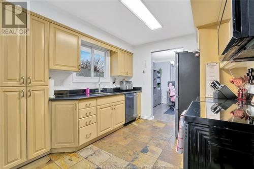 9560 Beachdale, Windsor, ON - Indoor Photo Showing Kitchen