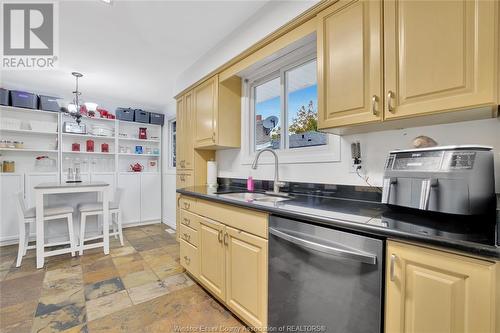 9560 Beachdale, Windsor, ON - Indoor Photo Showing Kitchen