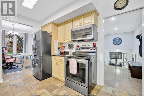 9560 Beachdale, Windsor, ON - Indoor Photo Showing Kitchen