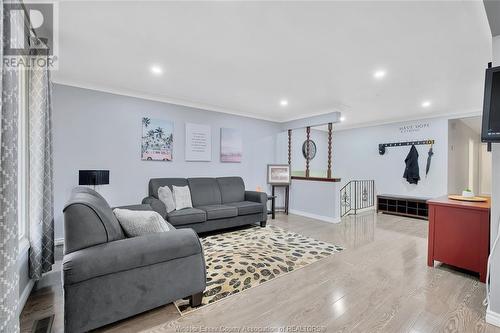 9560 Beachdale, Windsor, ON - Indoor Photo Showing Living Room