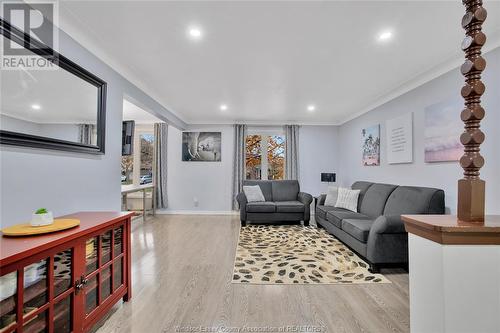 9560 Beachdale, Windsor, ON - Indoor Photo Showing Living Room