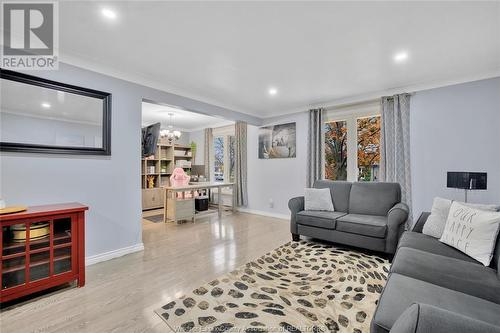 9560 Beachdale, Windsor, ON - Indoor Photo Showing Living Room