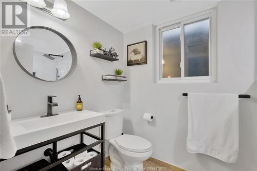 9560 Beachdale, Windsor, ON - Indoor Photo Showing Bathroom