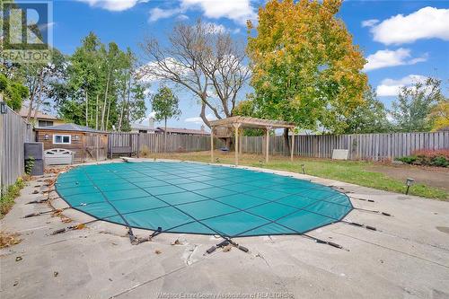 9560 Beachdale, Windsor, ON - Outdoor With In Ground Pool With Backyard