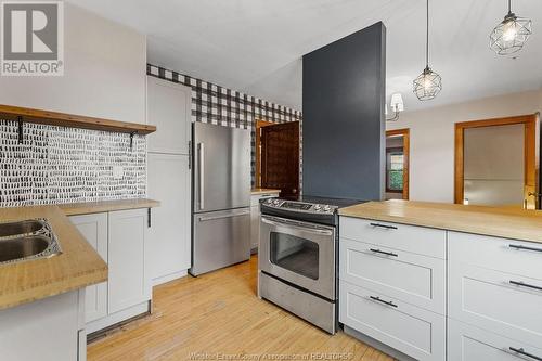 557 Moy, Windsor, ON - Indoor Photo Showing Kitchen With Double Sink