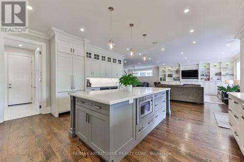 2361 Hixon Street, Oakville, ON - Indoor Photo Showing Kitchen With Upgraded Kitchen