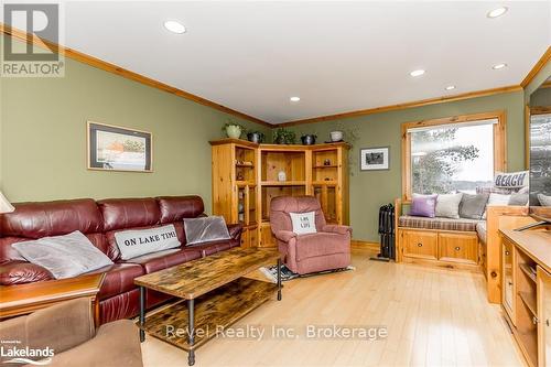 8 Willow Drive, Tiny, ON - Indoor Photo Showing Living Room