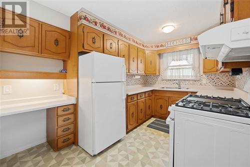 1012 Parkwood Avenue, Sarnia, ON - Indoor Photo Showing Kitchen With Double Sink