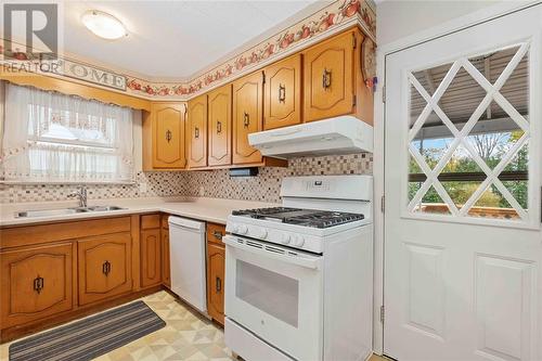 1012 Parkwood Avenue, Sarnia, ON - Indoor Photo Showing Kitchen With Double Sink