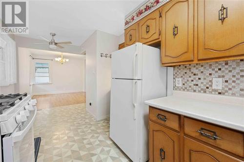 1012 Parkwood Avenue, Sarnia, ON - Indoor Photo Showing Kitchen