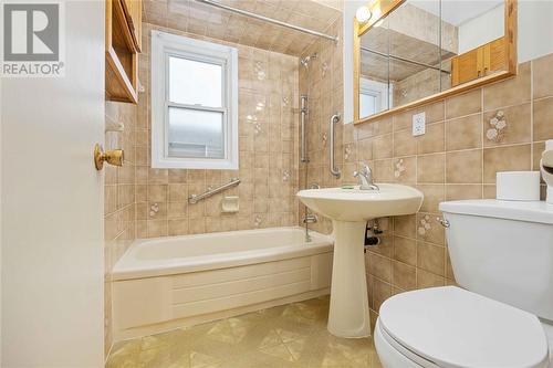 1012 Parkwood Avenue, Sarnia, ON - Indoor Photo Showing Bathroom