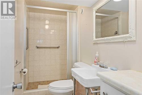 1012 Parkwood Avenue, Sarnia, ON - Indoor Photo Showing Bathroom