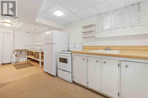 1012 Parkwood Avenue, Sarnia, ON - Indoor Photo Showing Kitchen