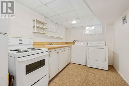 1012 Parkwood Avenue, Sarnia, ON - Indoor Photo Showing Laundry Room