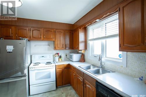 114 Nahanni Drive, Saskatoon, SK - Indoor Photo Showing Kitchen With Double Sink