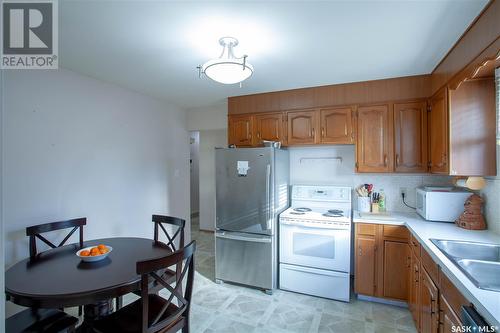 114 Nahanni Drive, Saskatoon, SK - Indoor Photo Showing Kitchen With Double Sink