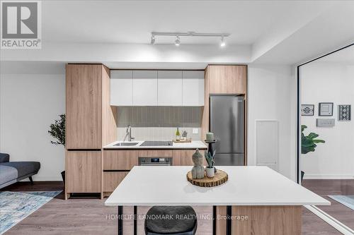 311 - 8 Beverley Glen Boulevard N, Vaughan, ON - Indoor Photo Showing Kitchen