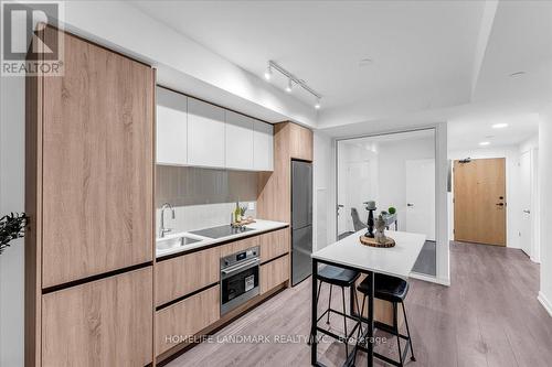 311 - 8 Beverley Glen Boulevard N, Vaughan, ON - Indoor Photo Showing Kitchen