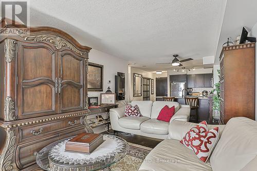 409 - 75 King William Crescent, Richmond Hill, ON - Indoor Photo Showing Living Room