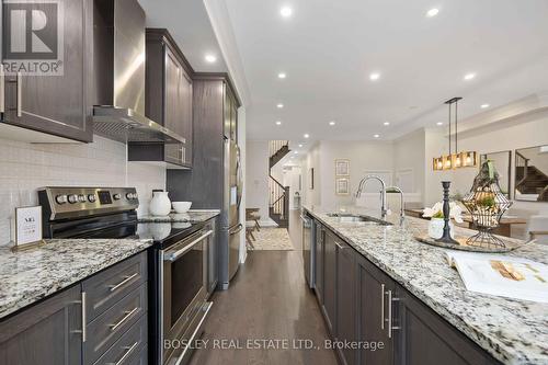 12 Causland Lane, Richmond Hill, ON - Indoor Photo Showing Kitchen With Upgraded Kitchen