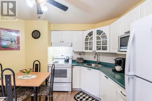 614 - 41 Markbrook Lane, Toronto, ON - Indoor Photo Showing Kitchen