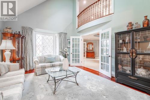 4027 Lookout Court, Mississauga, ON - Indoor Photo Showing Living Room