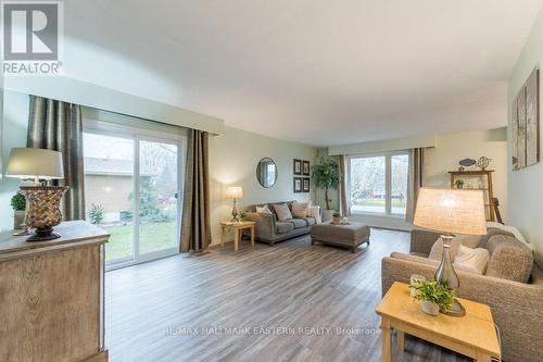 660 Pope Drive, Smith-Ennismore-Lakefield, ON - Indoor Photo Showing Living Room